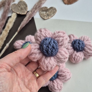 Mărțișor Handmade Tip Broșă � Flower Power Pink and Denim Blue - bijuterii - broșe - Artynos.ro