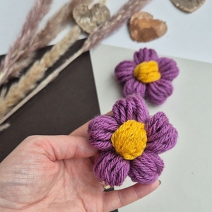 Martisor Handmade Tip Brosa � Flower Power Magenta si Galben Solar - Artynos.ro