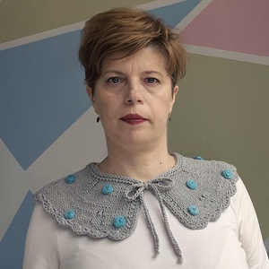 Guler Între rânduri - brodat cu trandafiri - îmbrăcăminte și modă - haine damă - bluze damă - Artynos.ro