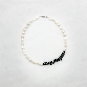 Colier tip choker cu perle de cultura si obsidian! - Artynos.ro