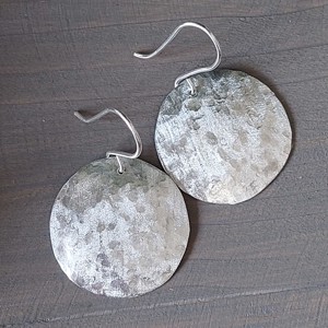 Cercei circulari din aluminiu cu pandantiv - bijuterii - cercei hoops - Artynos.ro Cercei circulari din aluminiu cu pandantiv - bijuterii - cercei hoops - Artynos.ro