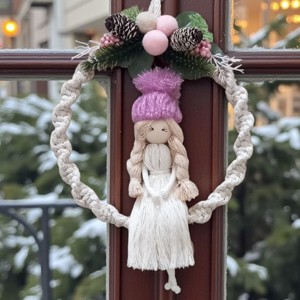 Papusa Macrame cu capac violet - decorare de perete de Craciun in rochie de fir de aur - Artynos.ro