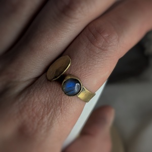 Inel Alama si Labradorit Blue Ember, Bijuterii, Inele, Inele de piatra, , O piesa minimalista, dar vibranta: acest inel reglabil din alama imbratiseaza degetul cu doua capet..., ARTYNOS