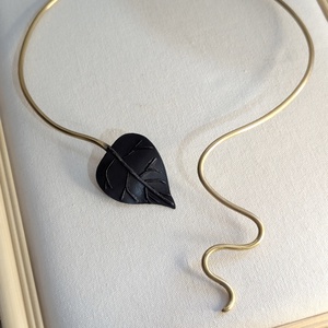 Colier Alam și Cupru 'Shadow Leaf' - bijuterii - coliere - coliere statement - Artynos.ro