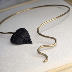 Colier Alam și Cupru 'Shadow Leaf' - bijuterii - coliere - coliere statement - Artynos.ro
