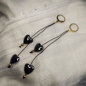 Cercei lungi cu inimi din hematit și inox Heartstrings - bijuterii - cercei - cercei agățați - Artynos.ro