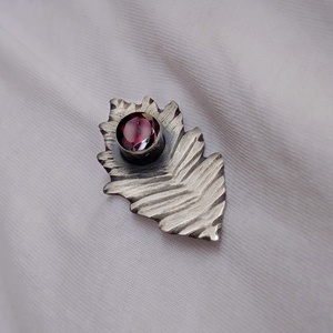 Broșă din argint cu Granat Fatetat 'Leaf of Fire' - accessorii și unelte - broșă, cerc, încuietoare - Artynos.ro