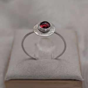Inel din Argint cu piatra de Granat 'Zephyr' -  - Artynos.ro