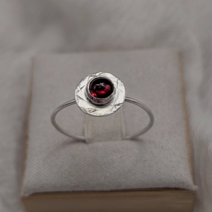 Inel din Argint cu piatra de Granat 'Zephyr' -  - Artynos.ro