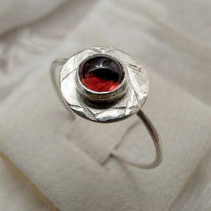 Inel din Argint cu piatra de Granat 'Zephyr' -  - Artynos.ro