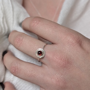 Inel din Argint cu piatra de Granat 'Zephyr' - Artynos.ro