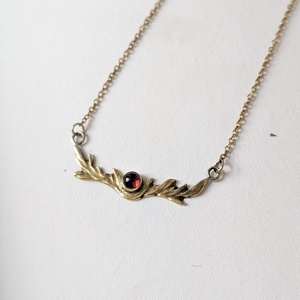 Pandantiv din alama cu piatra de granat , Bijuterii, Coliere, Coliere cu pandative, Prelucrarea metalelor, ARTYNOS