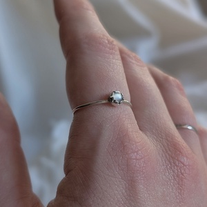 Inel Minimalist din Argint cu Piatra lunii alba Lunar Seed  - bijuterii - inele - inele cu pietre semiprețioase - Artynos.ro