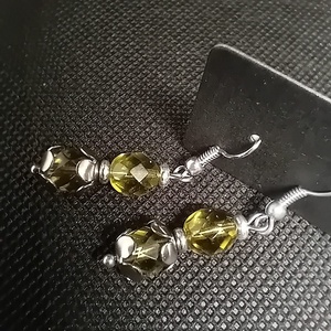 Cercei sticla verde - bijuterii - cercei - cercei agățați - Artynos.ro