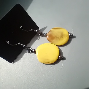 Cercei acrilic galben, accesorii de inox - bijuterii - cercei - cercei agățați - Artynos.ro