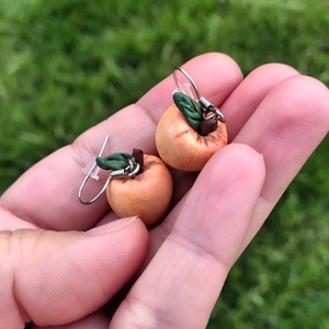 Cercei măr din lut polimeric � handmade jucăuș - bijuterii - cercei - cercei cu figurine - Artynos.ro