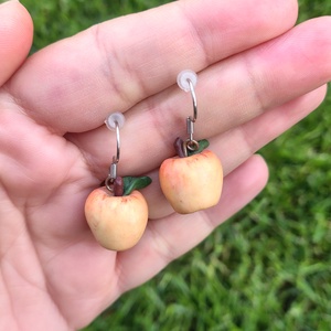 Cercei măr din lut polimeric � handmade jucăuș - bijuterii - cercei - cercei cu figurine - Artynos.ro