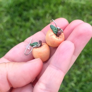 Cercei măr din lut polimeric � handmade jucăuș - bijuterii - cercei - cercei cu figurine - Artynos.ro