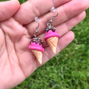 Cercei înghețată cu topping de ciocolată și bomboane � handmade din lut polimeric - bijuterii - cercei - cercei cu figurine - Artynos.ro