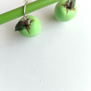 Cercei măr verde din lut polimeric � handmade jucăuș - bijuterii - cercei - cercei cu figurine - Artynos.ro
