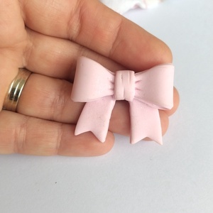 Broșă Fundiță Roz Pal din lut polimeric � accesoriu handmade delicat și elegant - bijuterii - broșe - Artynos.ro