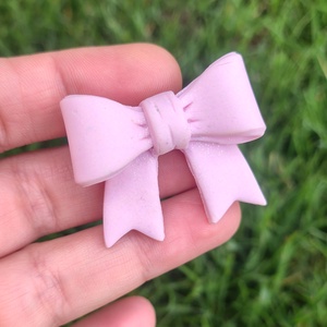 Broșă Fundiță Roz Pal din lut polimeric � accesoriu handmade delicat și elegant - bijuterii - broșe - Artynos.ro