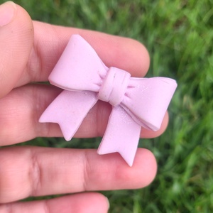 Broșă Fundiță Roz Pal din lut polimeric � accesoriu handmade delicat și elegant - bijuterii - broșe - Artynos.ro