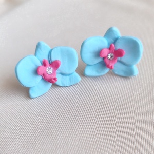 Cercei orhidee albastri handmade din lut polimeric � cu centru roz, delicati si eleganti - Artynos.ro