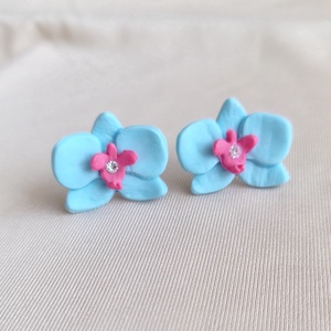 Cercei orhidee albaștri handmade din lut polimeric � cu centru roz, delicați și eleganți - bijuterii - cercei - cercei cu figurine - Artynos.ro