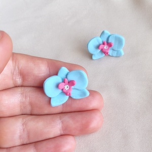 Cercei orhidee albaștri handmade din lut polimeric � cu centru roz, delicați și eleganți - bijuterii - cercei - cercei cu figurine - Artynos.ro