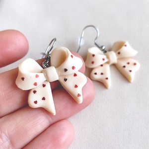 Cercei fundita handmade din lut polimeric � cu inimioare rosii  - Artynos.ro