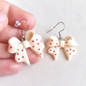 Cercei fundiță handmade din lut polimeric � cu inimioare roșii  - bijuterii - cercei - cercei cu figurine - Artynos.ro