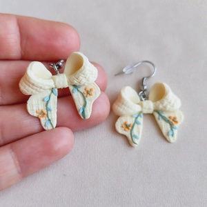 Cercei fundiță din lut polimeric, textură brodată � galben pal - bijuterii - cercei - cercei cu figurine - Artynos.ro