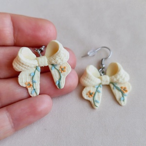 Cercei fundiță din lut polimeric, textură brodată � galben pal - bijuterii - cercei - cercei cu figurine - Artynos.ro