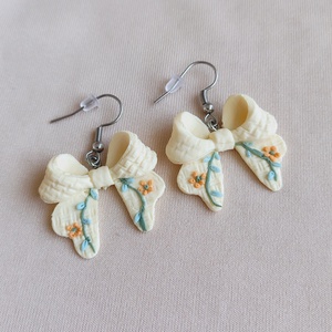 Cercei fundiță din lut polimeric, textură brodată � galben pal - bijuterii - cercei - cercei cu figurine - Artynos.ro