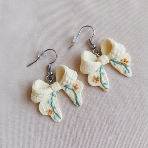 Cercei fundita din lut polimeric, textura brodata � galben pal - Artynos.ro