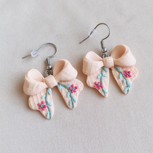 Cercei fundita din lut polimeric, textura brodata � culoarea piersicii  - Artynos.ro