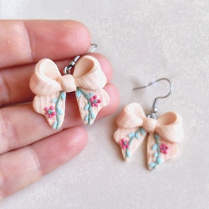 Cercei fundiță din lut polimeric, textură brodată � culoarea piersicii  - bijuterii - cercei - cercei cu figurine - Artynos.ro
