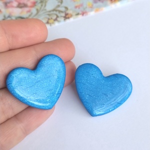 Cercei inima albastri handmade � stud din lut polimeric cu efect perlat si sclipiri fine - Artynos.ro