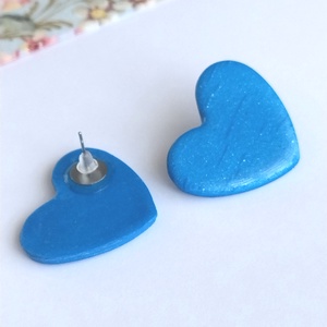 Cercei inimă albaștri handmade � stud din lut polimeric cu efect perlat și sclipiri fine - bijuterii - cercei - cercei cu figurine - Artynos.ro