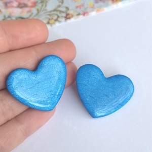 Cercei inimă albaștri handmade � stud din lut polimeric cu efect perlat și sclipiri fine - bijuterii - cercei - cercei cu figurine - Artynos.ro