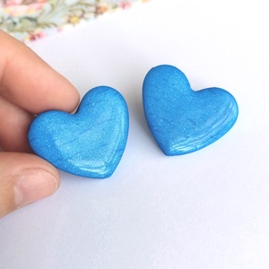 Cercei inimă albaștri handmade � stud din lut polimeric cu efect perlat și sclipiri fine - bijuterii - cercei - cercei cu figurine - Artynos.ro