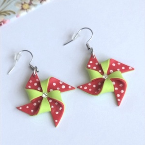 Set bijuterii handmade � cercei și pandantiv elice roșu-verde din lut polimeric, design jucăuș - bijuterii - cercei - cercei cu figurine - Artynos.ro