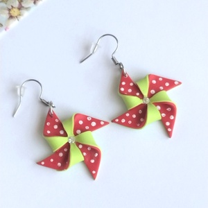 Set bijuterii handmade � cercei și pandantiv elice roșu-verde din lut polimeric, design jucăuș - bijuterii - cercei - cercei cu figurine - Artynos.ro