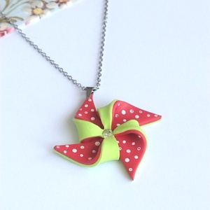 Set bijuterii handmade � cercei și pandantiv elice roșu-verde din lut polimeric, design jucăuș - bijuterii - cercei - cercei cu figurine - Artynos.ro