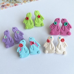 Cercei iepurași handmade colorați � stud din lut polimeric, design jucăuș  - bijuterii - cercei - cercei cu figurine - Artynos.ro