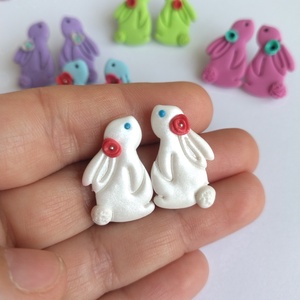 Cercei iepurași handmade colorați � stud din lut polimeric, design jucăuș  - bijuterii - cercei - cercei cu figurine - Artynos.ro