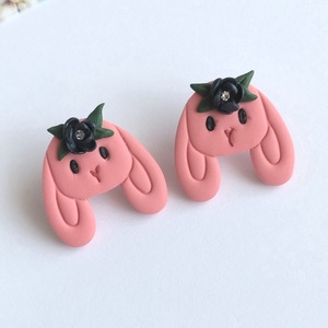 Cercei iepurași handmade colorați � stud din lut polimeric, design jucăuș - bijuterii - cercei - cercei cu figurine - Artynos.ro