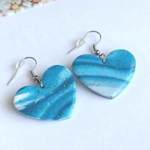 Cercei inimă handmade � efect valuri marine albastru-alb cu sclipici auriu și rășină - bijuterii - cercei - cercei cu figurine - Artynos.ro