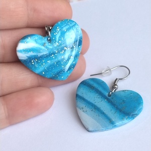 Cercei inima handmade � efect valuri marine albastru-alb cu sclipici auriu si rasina, Bijuterii, Cercei, Cercei cu figurine, Confectionarea bijuteriilor, Lucrare cu argila, ARTYNOS